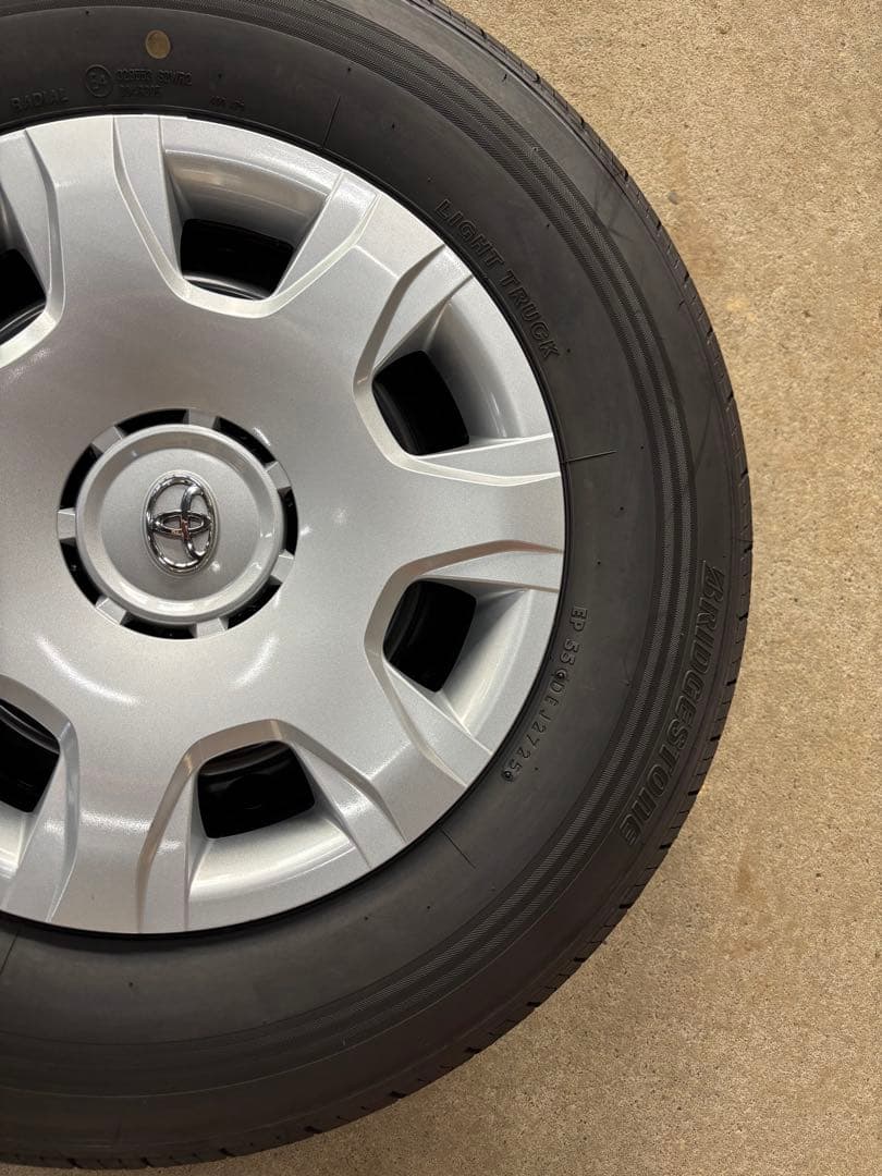 200系8型ハイエースワゴン　純正15インチ タイヤ ホイールセット