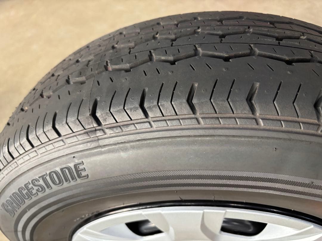 200系8型ハイエースワゴン　純正15インチ タイヤ ホイールセット