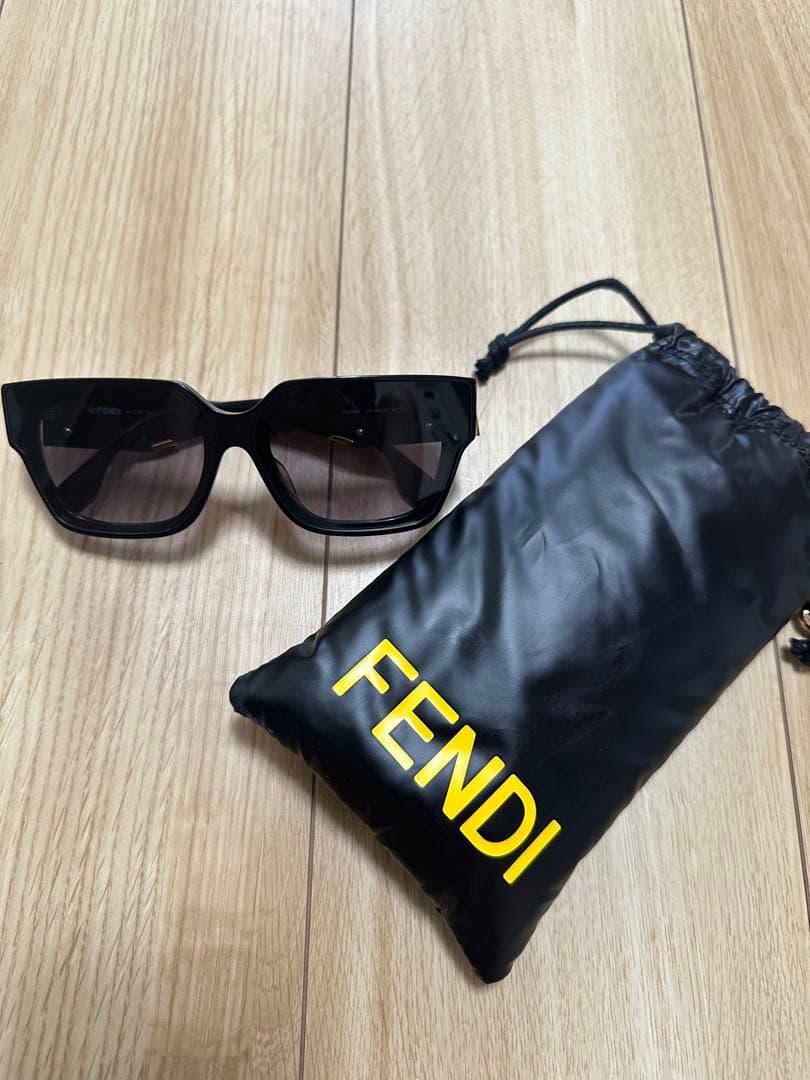 FENDI ブラック キャットアイ サングラス