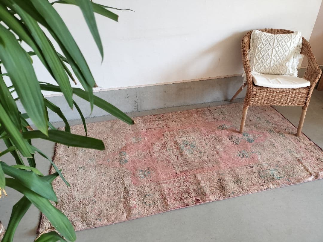 くすみローズピンクとベージュのヴィンテージトルコラグ　No.723