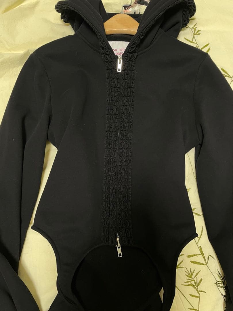 【極美品】nodress 悪魔ツノ付き黒パーカー