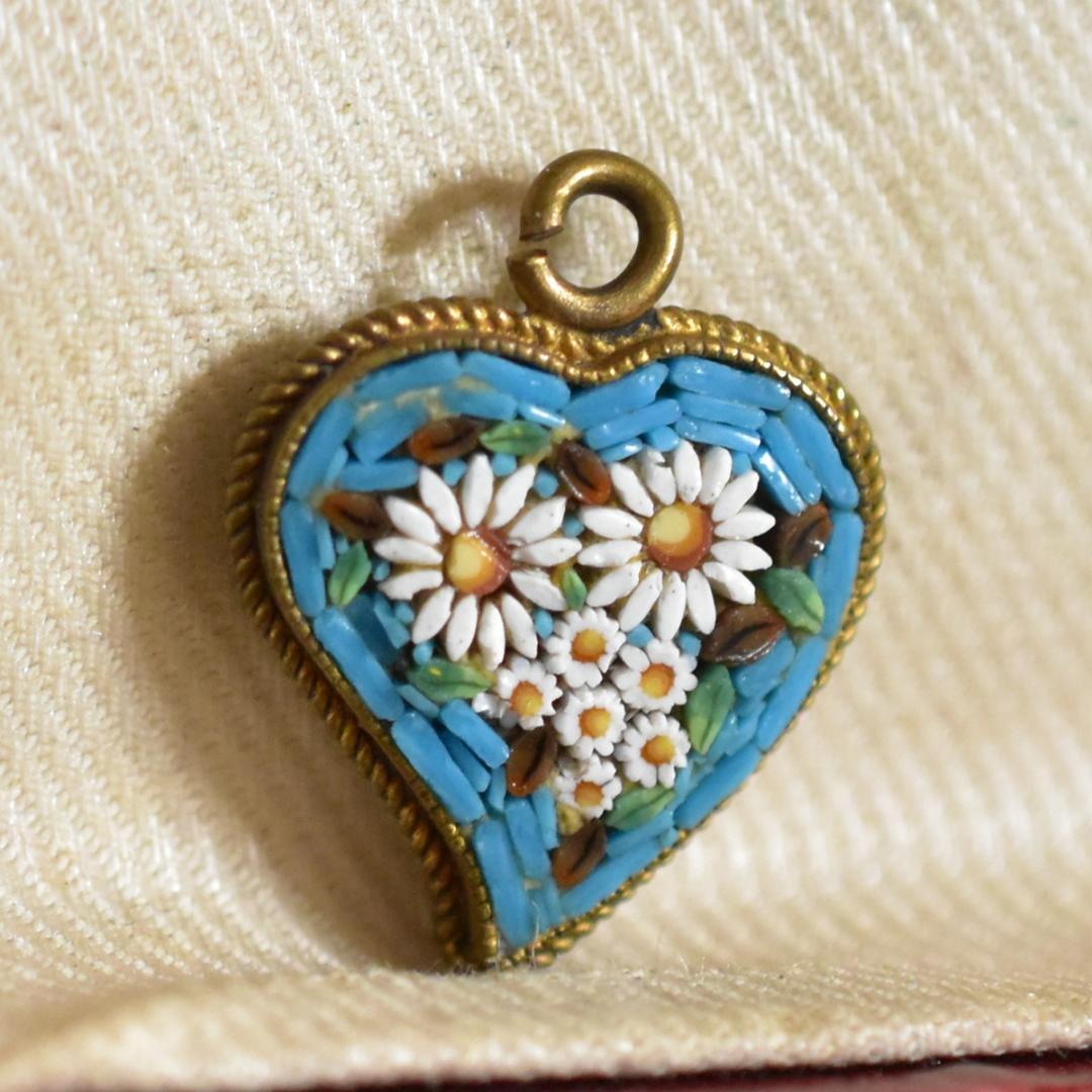 イタリア製アンティーク 小さなマイクロモザイクのハートのチャーム