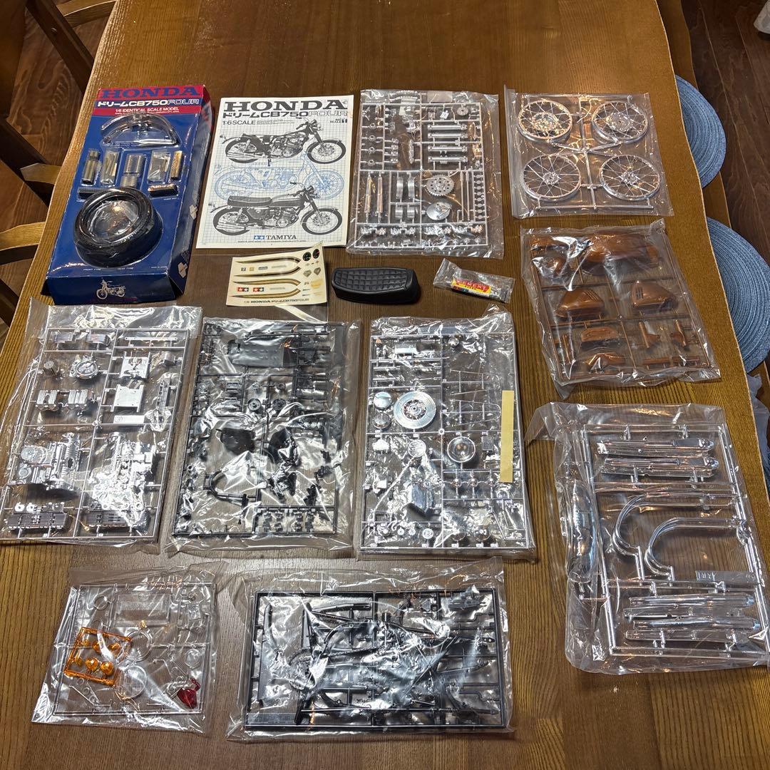 タミヤ　オートバイ　プラモデル　1/6スケール　ホンダ　CB750 FOUR
