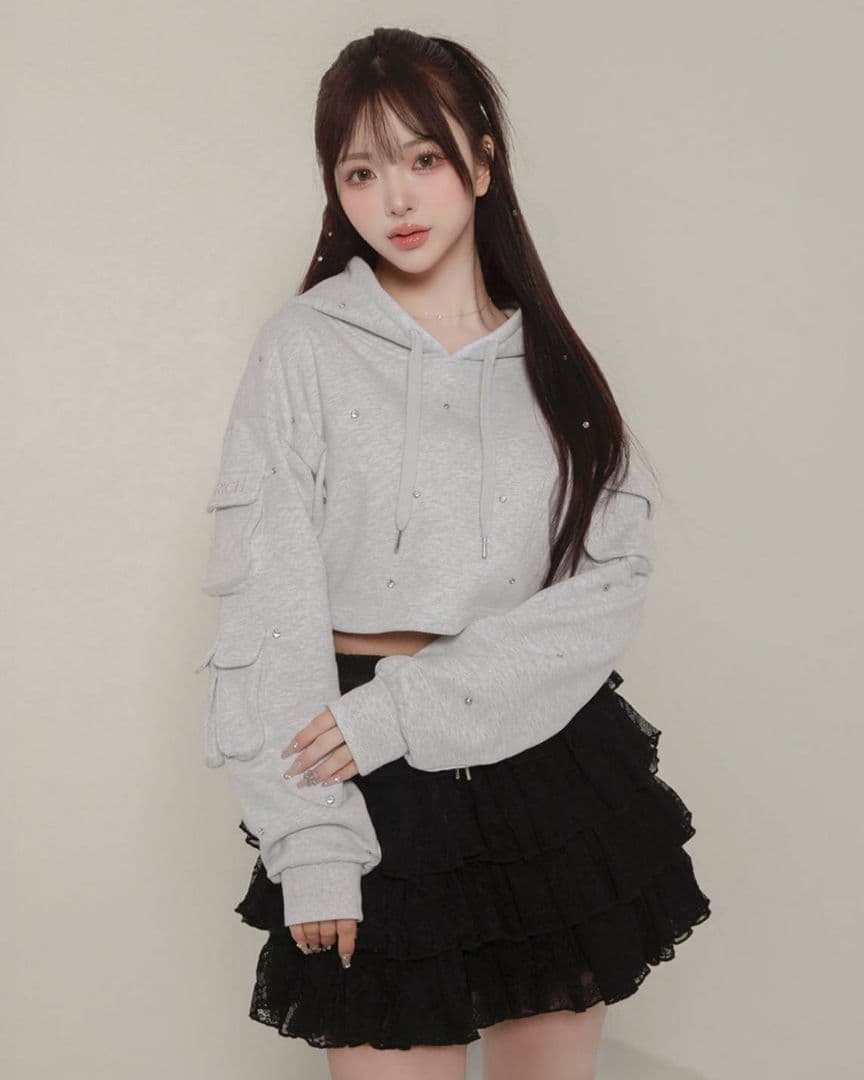 ダーリッチ クロップドビジューフーディ グレー