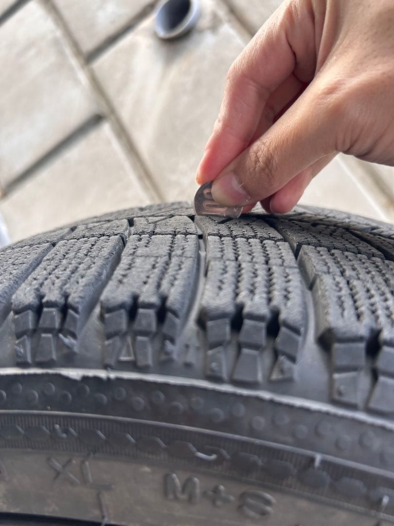 【送料込み】4本ホイール付きスタッドレスタイヤ225/45R/18インチ