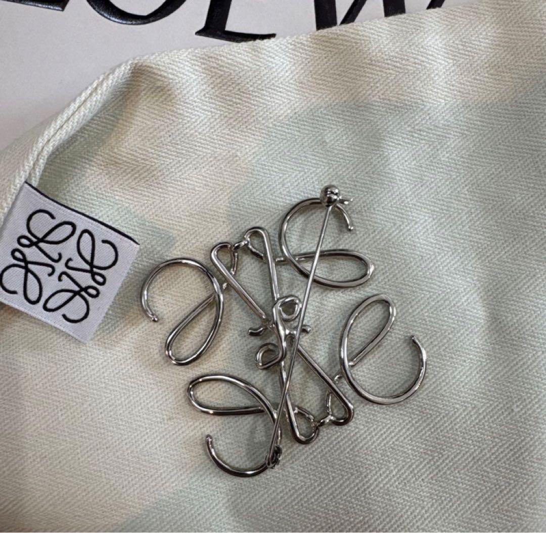 ロエベ　アナグラム ブローチ