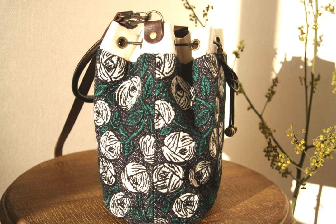 『丸みを帯びた2way巾着バッグ』(М) 　ミナペルホネン