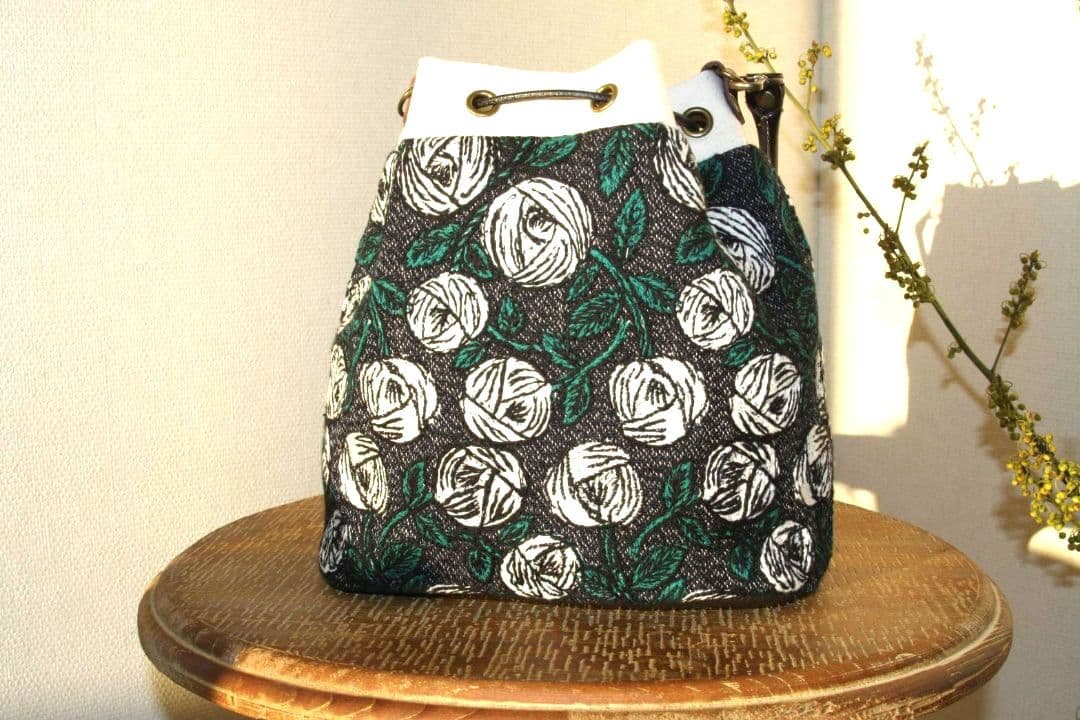 『丸みを帯びた2way巾着バッグ』(М) 　ミナペルホネン