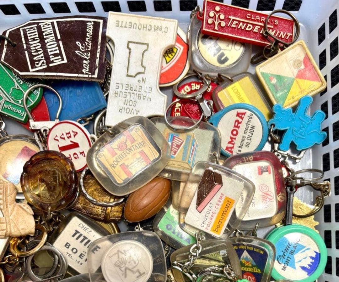 値下げ中!24【100個まとめて!】ヴィンテージ フランスフレンチ キーホルダー