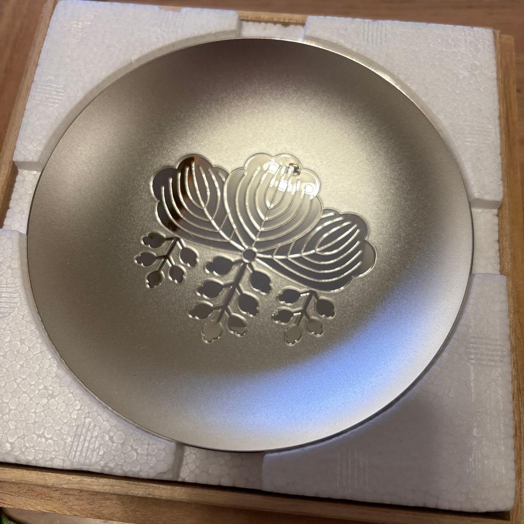 金色の花模様皿 木箱付き137ｇ