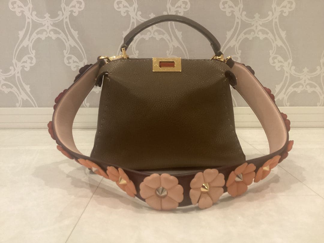 フェンディ　ピーカブー　エッセンシャリー　セレリア　ブラウン