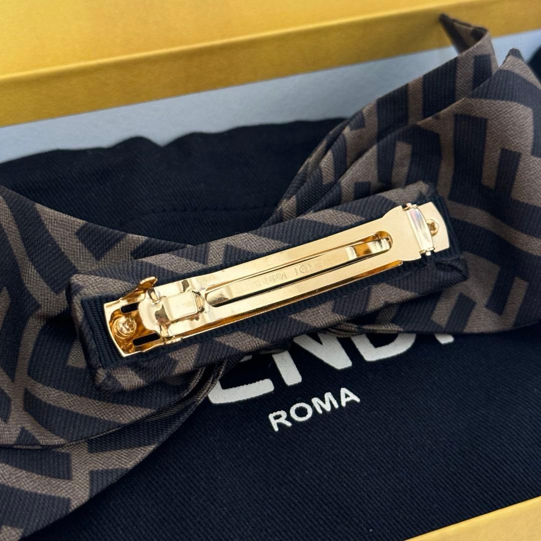 美品 FENDI ヘアクリップ リボン