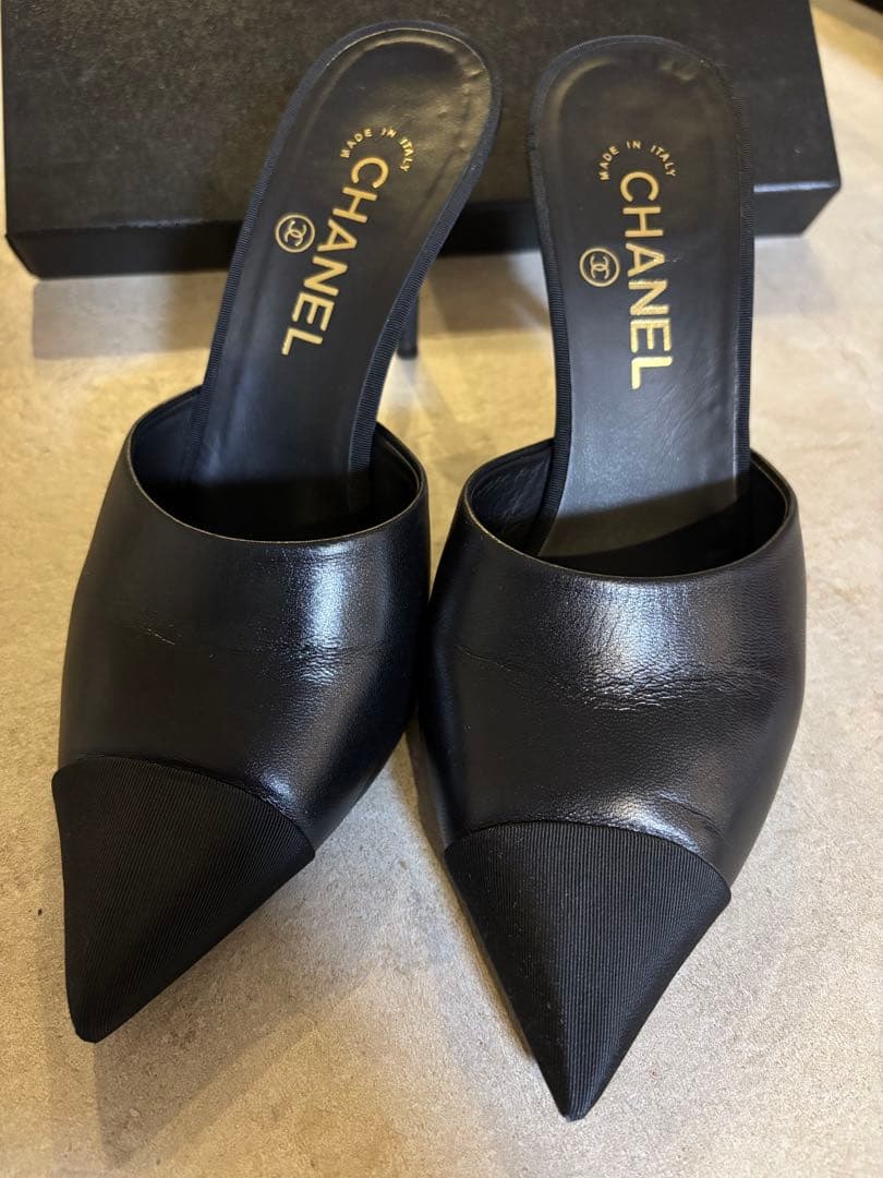 CHANEL ブラック ポインテッドトゥ ミュール