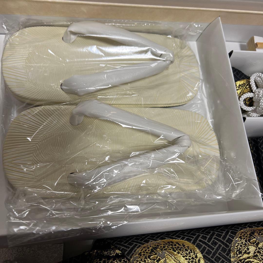 七五三 袴セット 男の子 袴、雪駄、懐剣、角帯、羽織紐、お守り　黒、金銀紋模様」