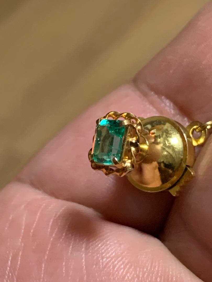 エメラルドカットストーン付き　18金　ネクタイピン