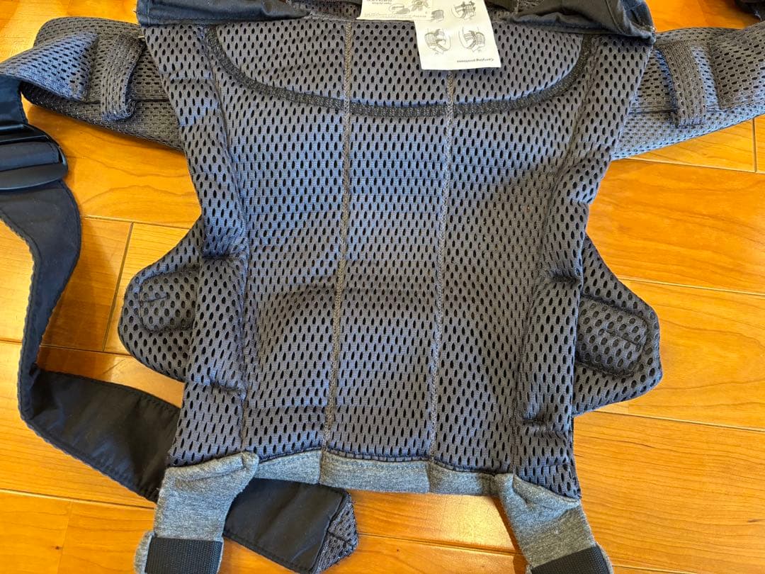 【美品】ベビービョルン ベビーキャリアHARMONYアンスラサイト　収納カバー付