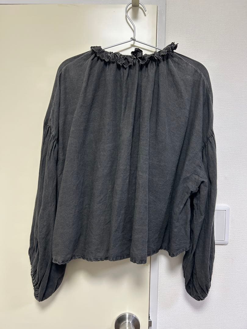 nest Robe 2025SS リネン備長炭染めスカラフリルブラウス 墨黒