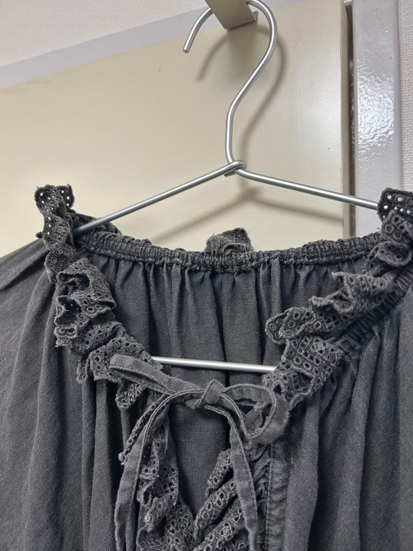 nest Robe 2025SS リネン備長炭染めスカラフリルブラウス 墨黒