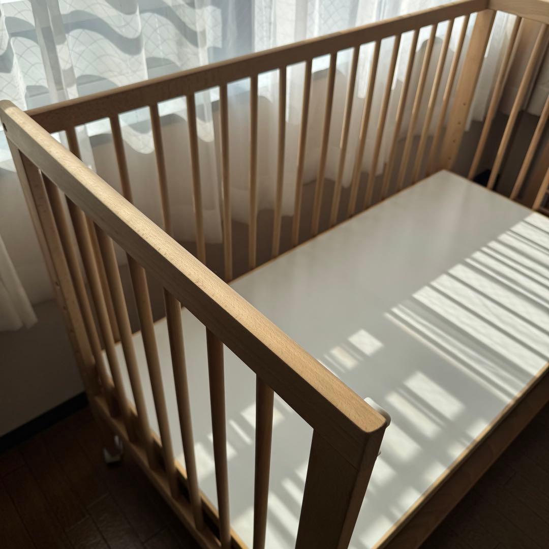 再値下げ【学習机にもできる】木製　ベビーベッド キャスター付き　高さ調節可