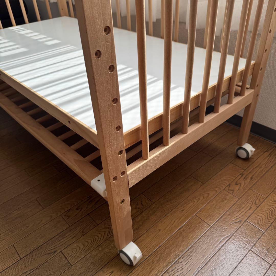 再値下げ【学習机にもできる】木製　ベビーベッド キャスター付き　高さ調節可