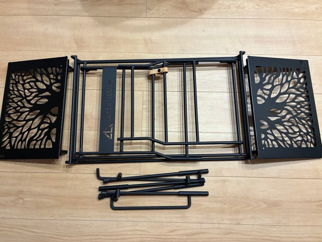 葉月　BLACK DESIGN　プレート　２枚付き（ツリー柄）　アイアンラック