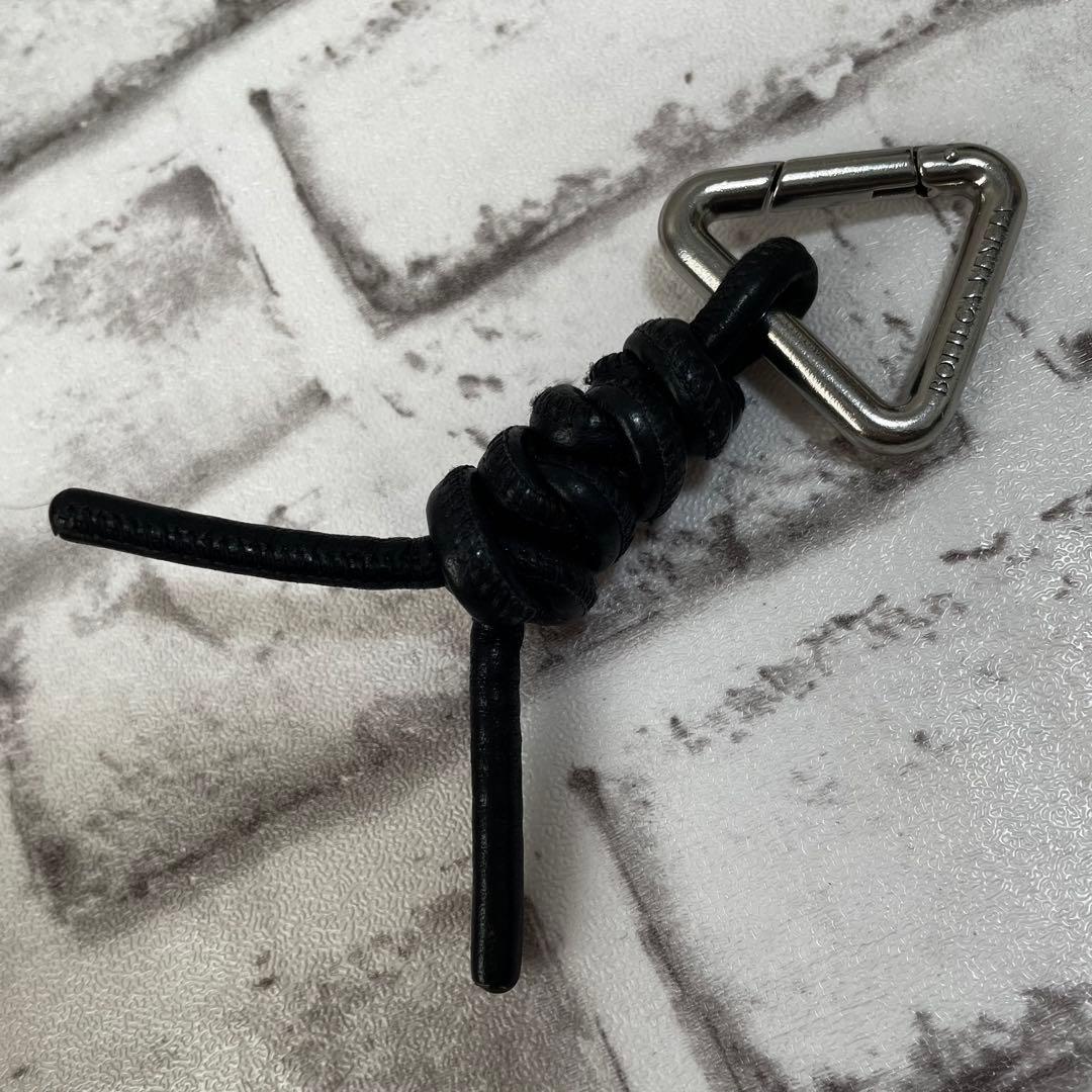 美品✨ボッテガヴェネタ　キーホルダー　トライアングル　チャーム　編み込み　黒