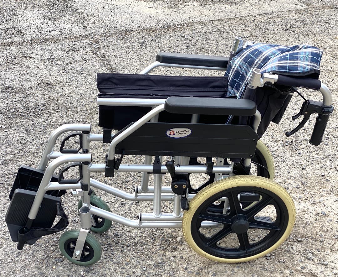 ケアテックジャパン ノーパンクタイヤ 軽量 介助型車いす ウイングスイングアウト