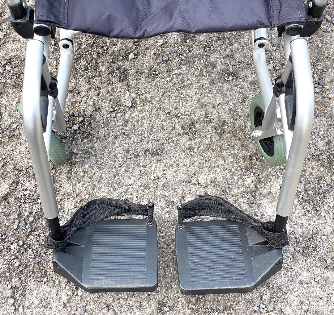 ケアテックジャパン ノーパンクタイヤ 軽量 介助型車いす ウイングスイングアウト