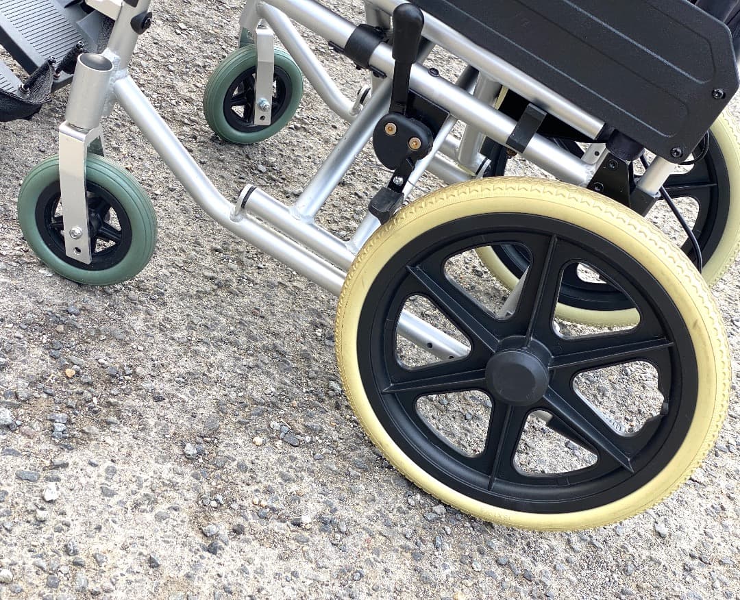 ケアテックジャパン ノーパンクタイヤ 軽量 介助型車いす ウイングスイングアウト