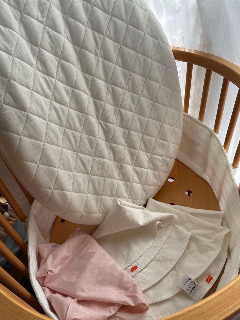 木製円形ベビーベッド マットレス付き