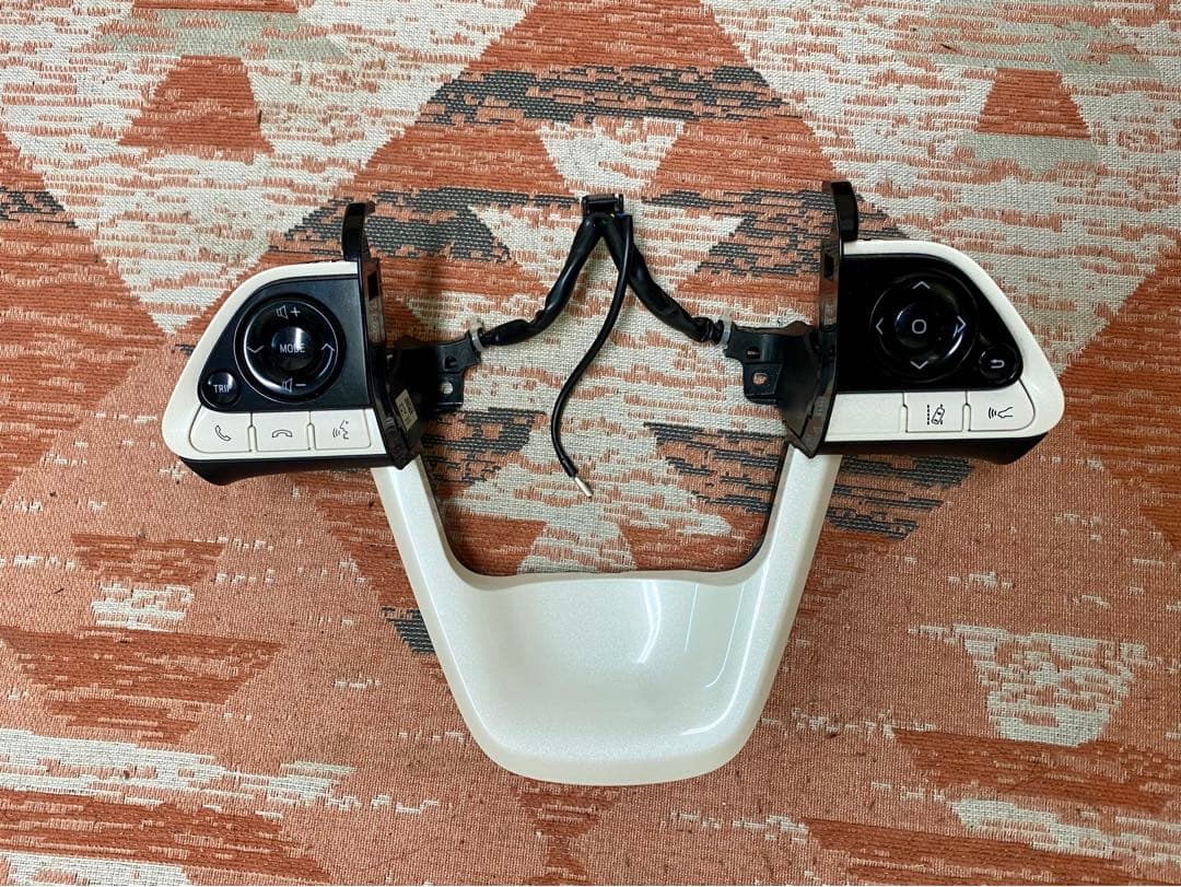 プリウス50系 ステアリングコントロールパネルとステアリングホーンパッド