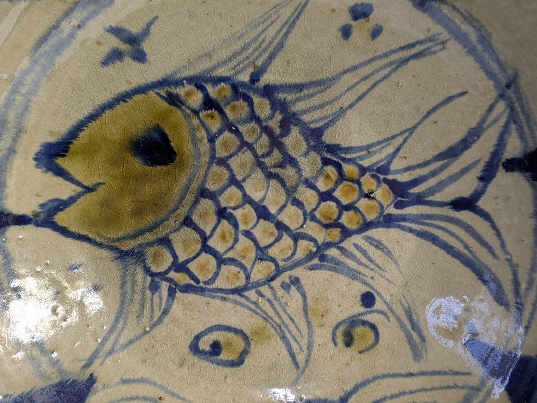 【真　作】沖縄壺屋焼、仁王窯、小橋川仁王作、『魚文飾鉢』、皿立付、箱無