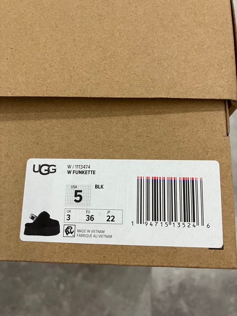 UGG ブラック スリッポン厚底ムートンブーツ
