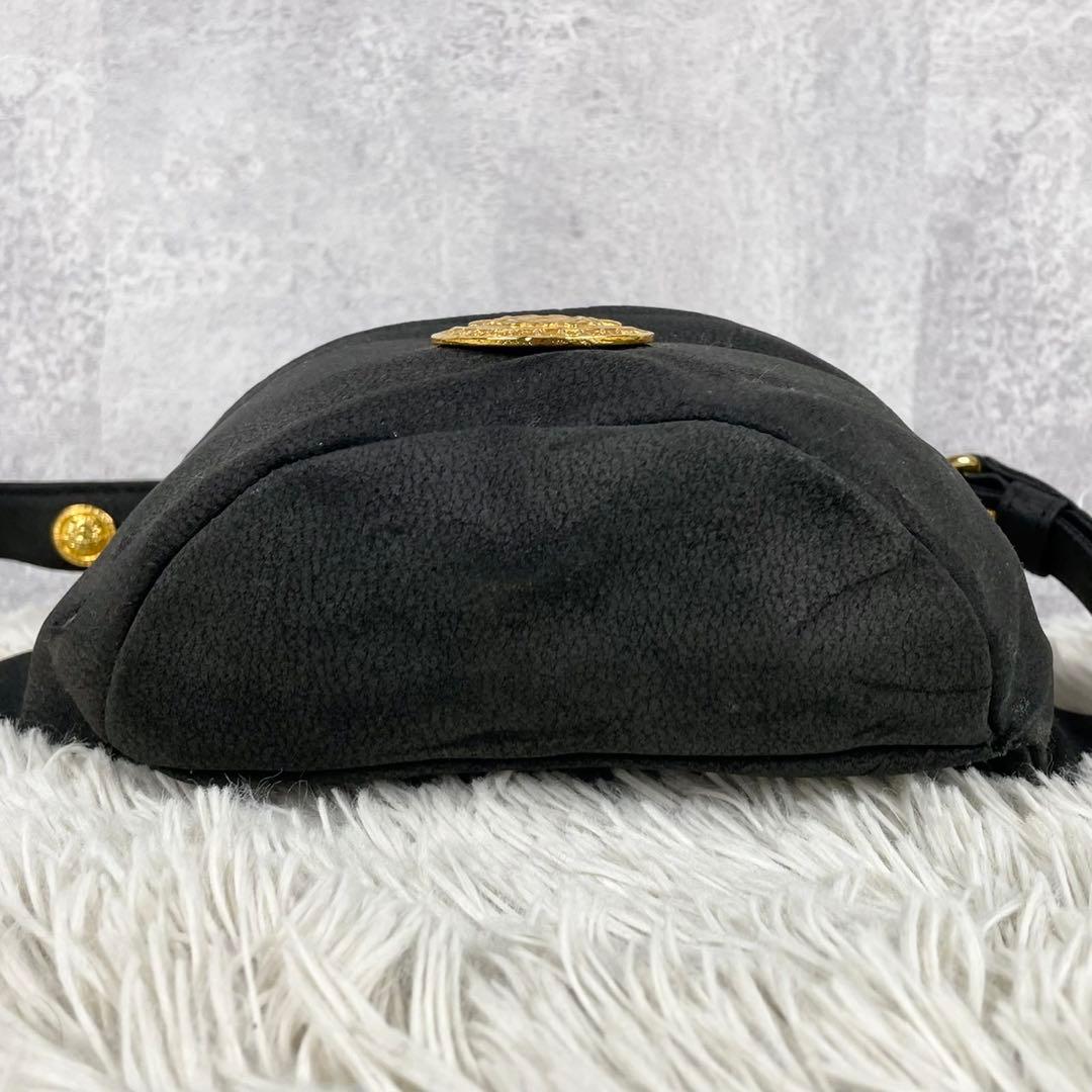 美品 ヴェルサーチ レザー ボディバッグ ロゴ金具 メデューサ ファスナー 黒