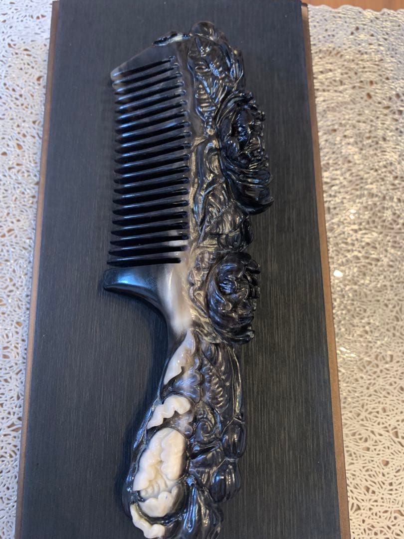 Y-147 高級　希少　極上品　天然白水牛角　手彫り　牡丹　櫛　くし