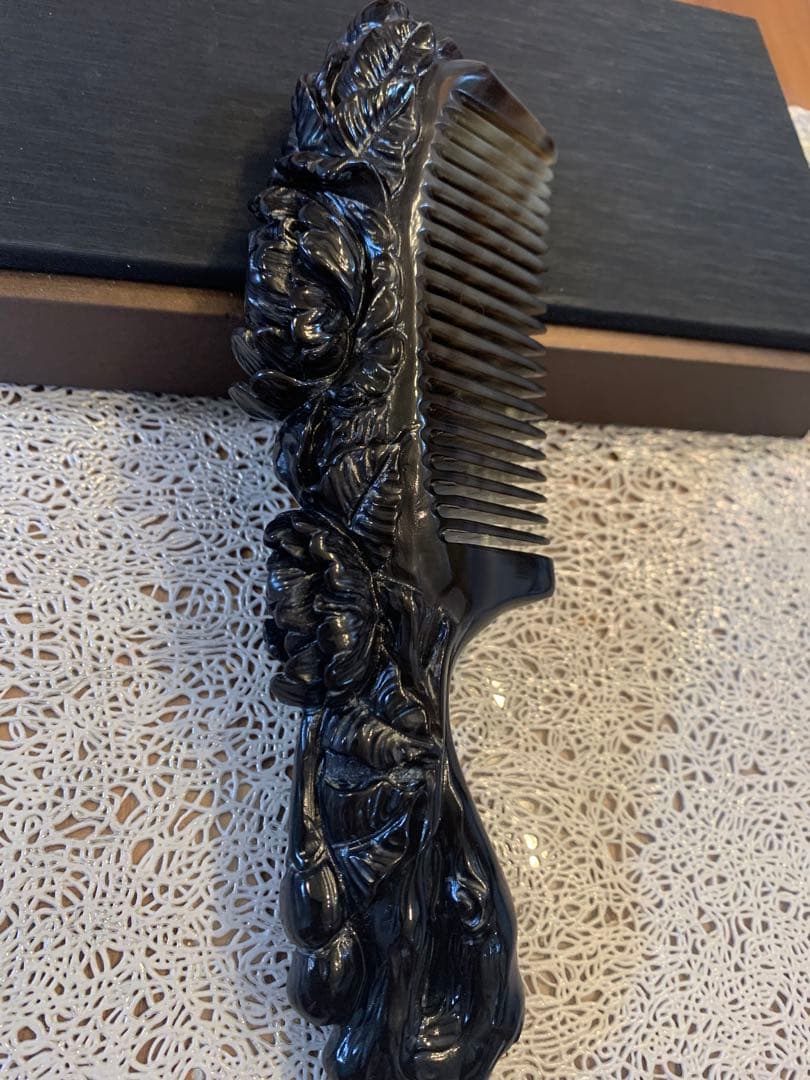 Y-147 高級　希少　極上品　天然白水牛角　手彫り　牡丹　櫛　くし