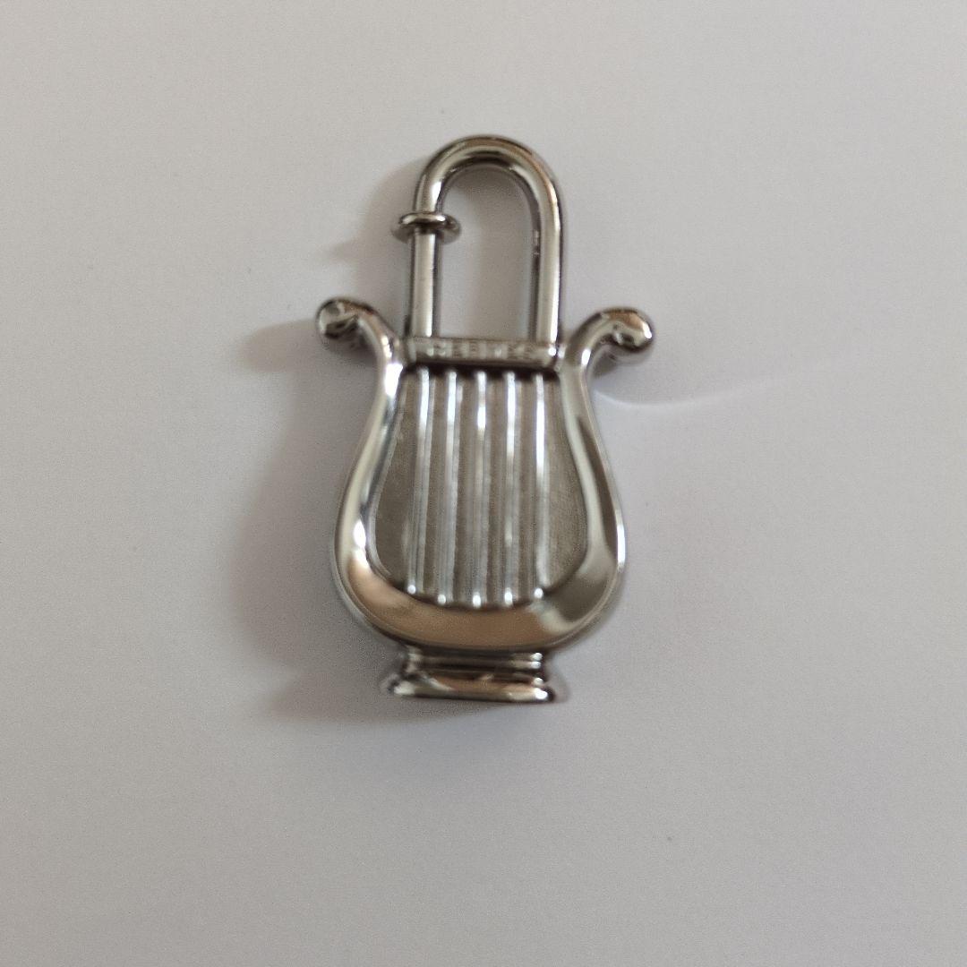 エルメス　HERMES ハープ型　カデナ　チャーム シルバー 箱付き