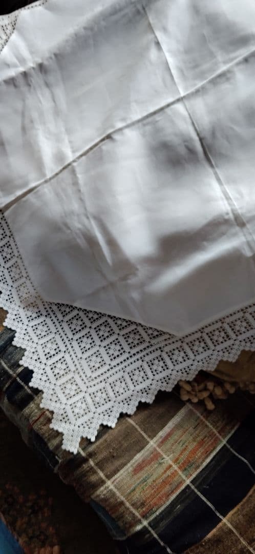 ロンドンでみつけた手編みレースのテーブルクロス