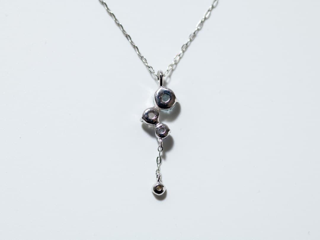 ストーン付きネックレス