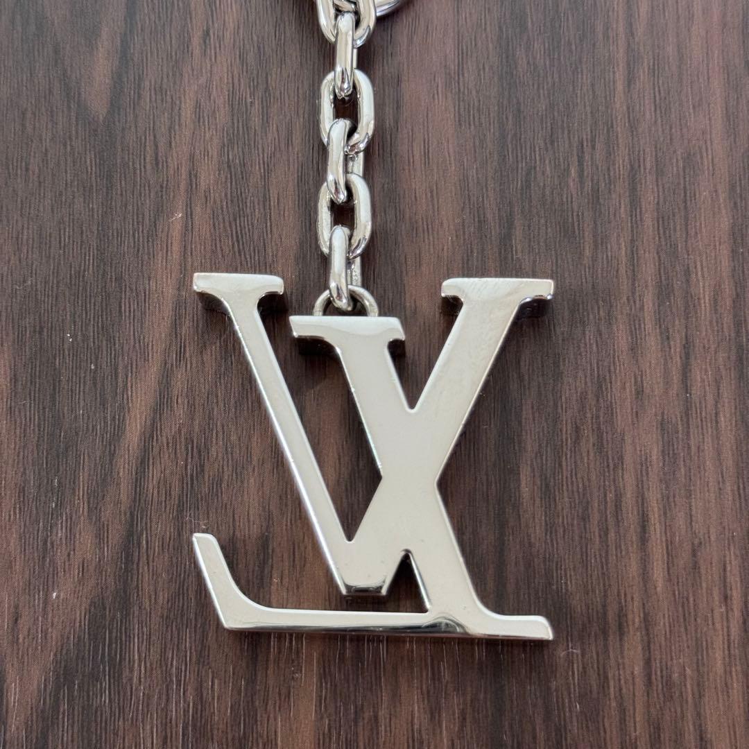 ルイヴィトン　キーホルダーLVイニシャル