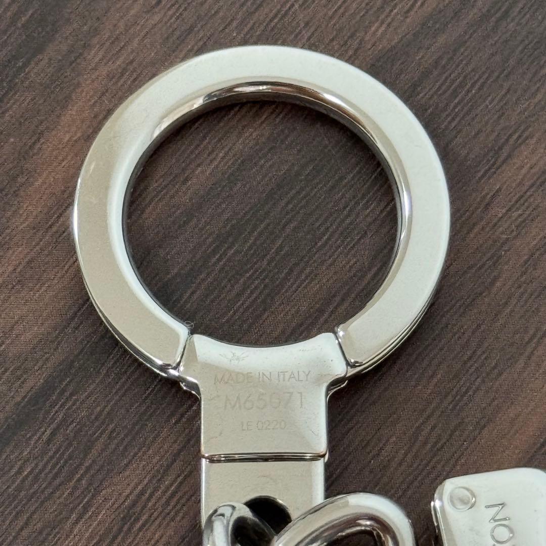 ルイヴィトン　キーホルダーLVイニシャル