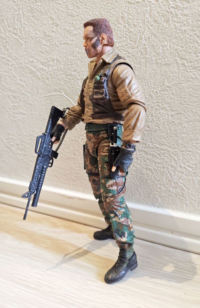 プレデター NECA シュワちゃん アクションフィギュア 迷彩服 武器付き