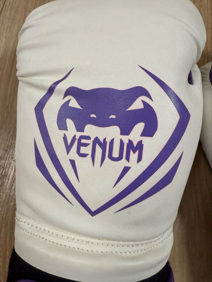 希少　Venum ボクシンググローブ 16 oz ホワイト　パープル　白　紫