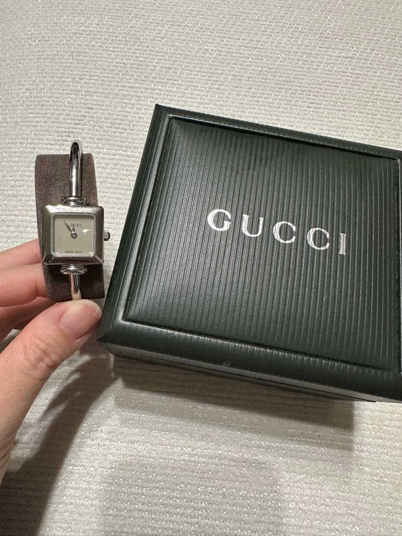 GUCCI シルバー スクエア型時計　箱付き　美品