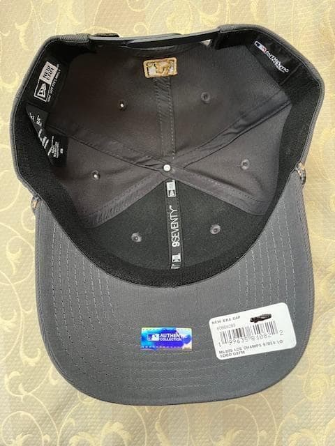 大谷翔平MLB2025NLDS優勝記念ロッカーROOMチャコールB/CAP限定品