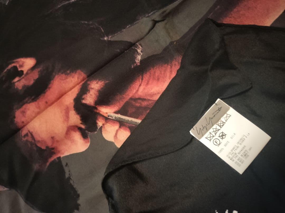 【新品未使用】ヨウジヤマモト　シルクスカーフ　山本耀司柄　タグ