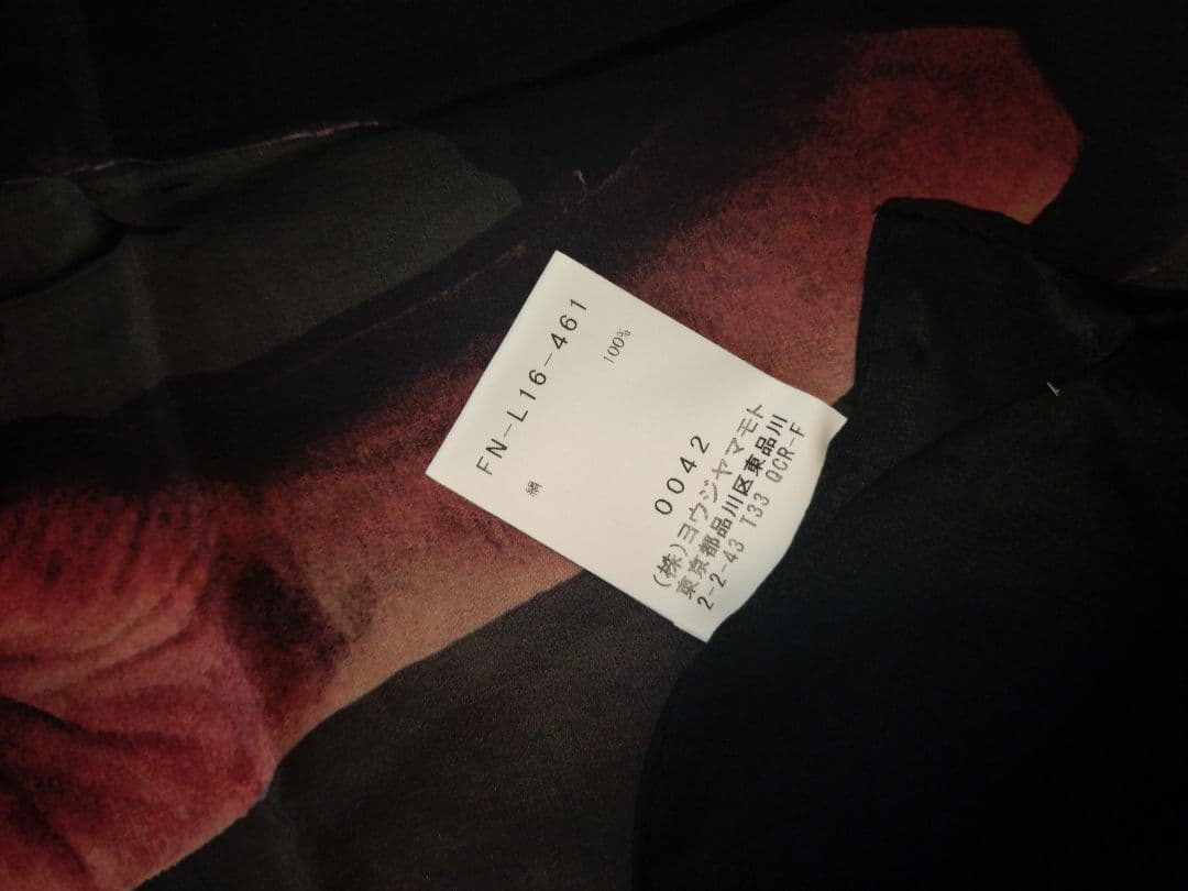 【新品未使用】ヨウジヤマモト　シルクスカーフ　山本耀司柄　タグ