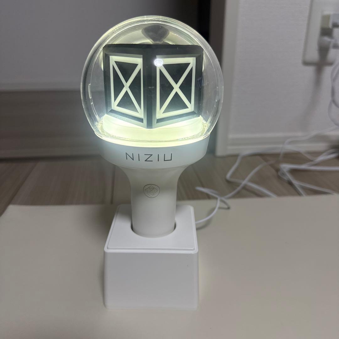 NIZIU ペンライト ホワイト 充電スタンド ケース　リストバンド付き