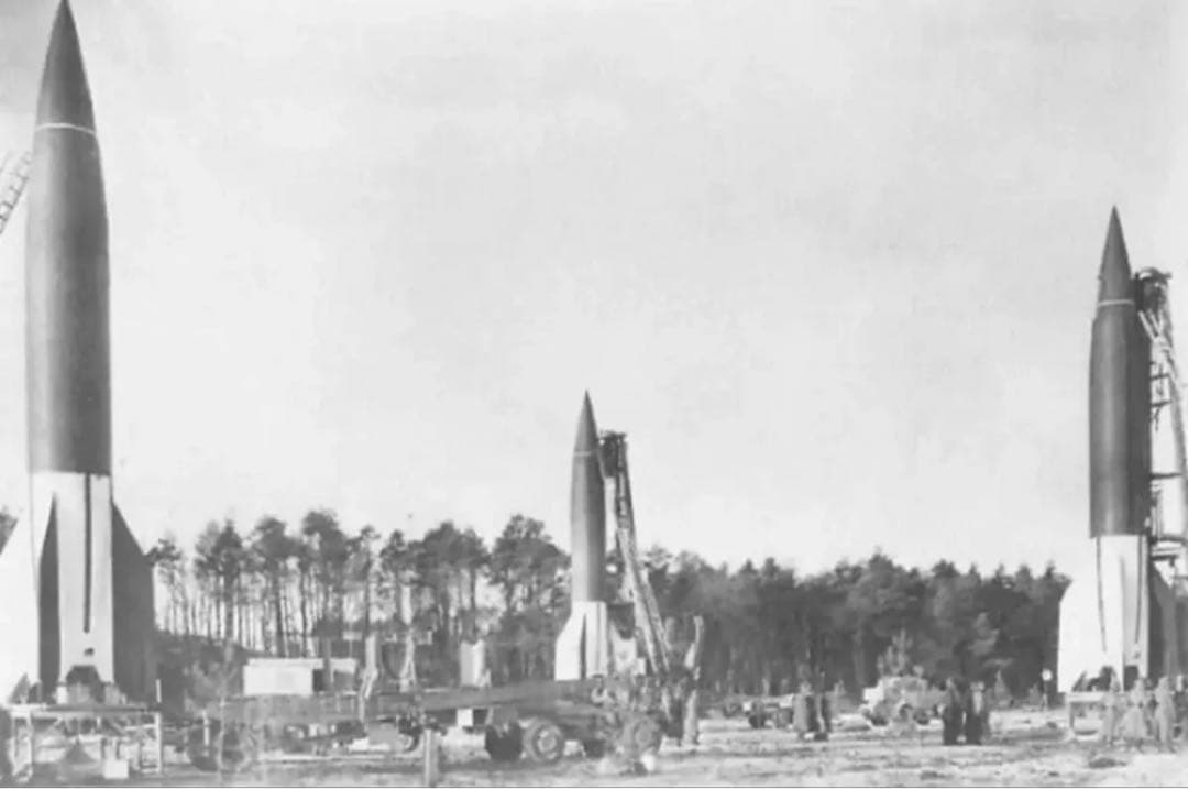 A）PMA製 WWⅡ ドイツ軍V2ロケット弾道ミサイル　1/72 完成品模型