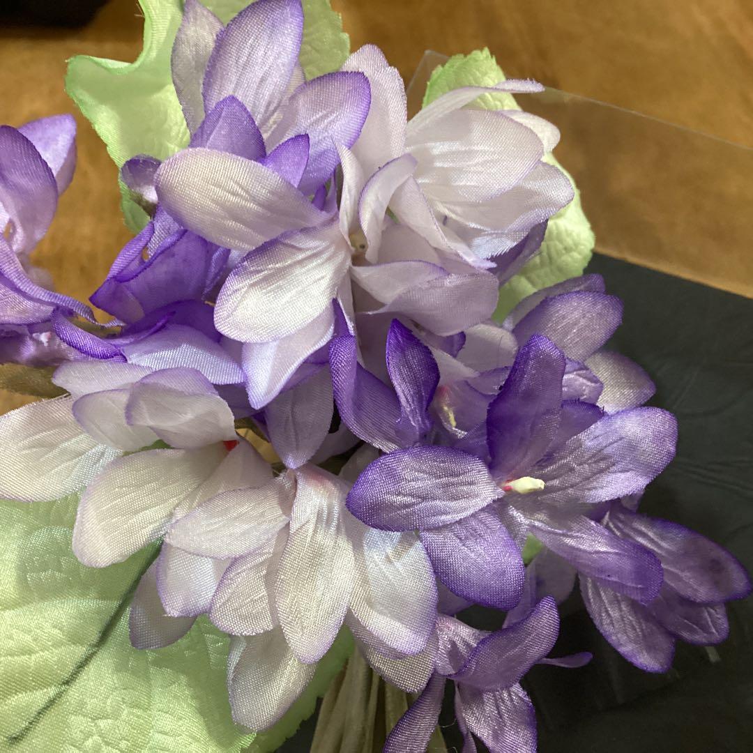 ハグオーワー♡フランスパリ♡レジュロン♡すみれヴァイオレットコサージュ♡バッジ